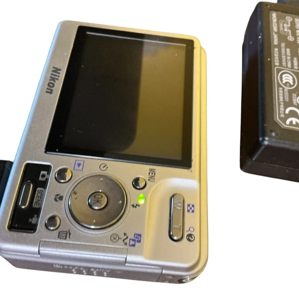 Nikon  Coolpic S2 Digital CameraGreat . Condition. .  5.1   Digital  Japan